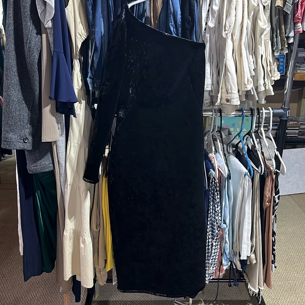 Black Halo Eve by Laurel Berman velvet off the shoulder dress. Size 4. NWT